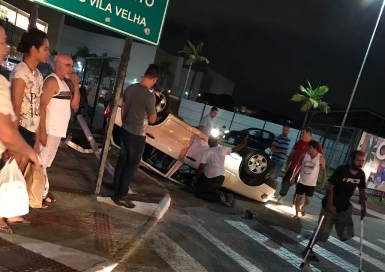 Carro capota e quatro pessoas ficam feridas em Vila Velha. Veja vídeo