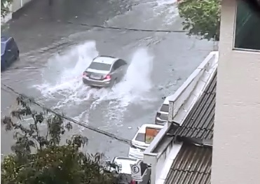 Manhã de chuva e engarrafamentos na Grande Vitória