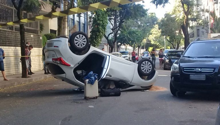 URGENTE: carro capota após acidente em Jardim da Penha