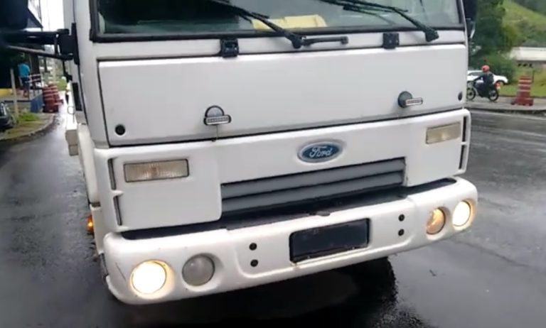 Veículo sem placa é removido por guincho com a mesma infração na BR-101