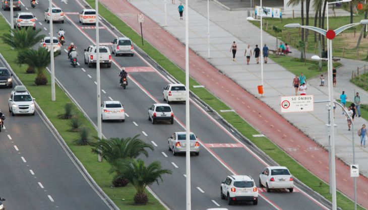 Carros com três pessoas liberados na faixa para ônibus