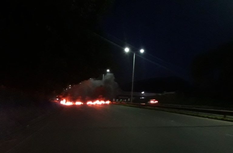 Manifestantes interditam rodovias e pedem mais ônibus em bairros de Cariacica