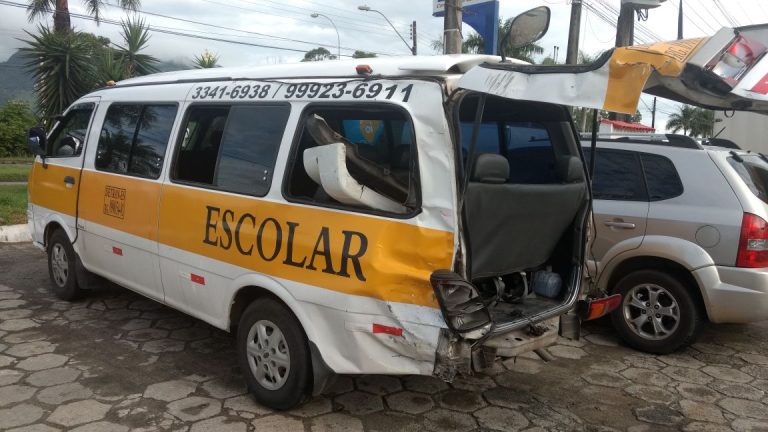 Duas crianças ficam feridas em acidente entre van escolar e carreta