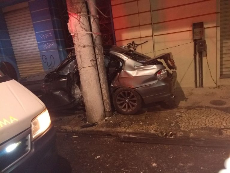 Três pessoas ficam feridas em acidente entre BMW e moto