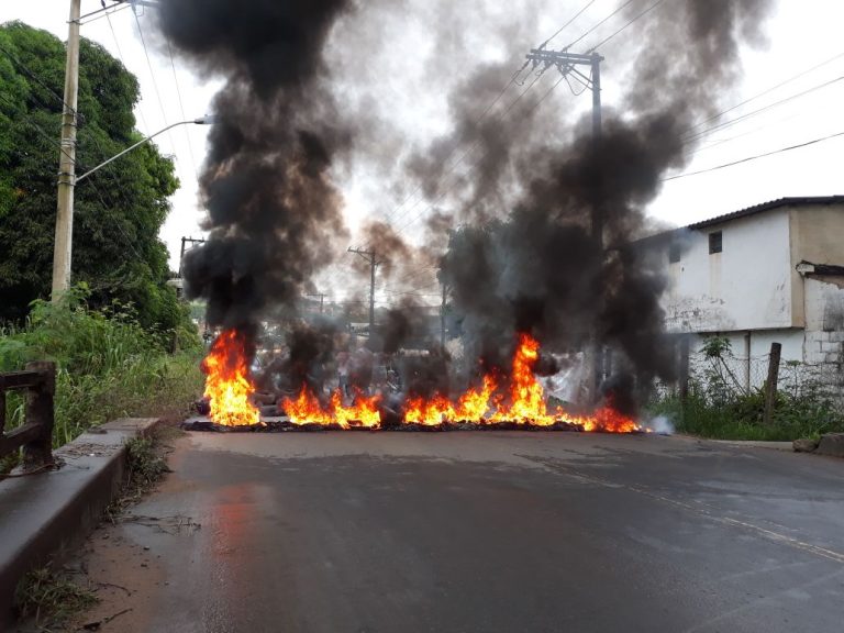 Protesto interdita rodovia em Cariacica