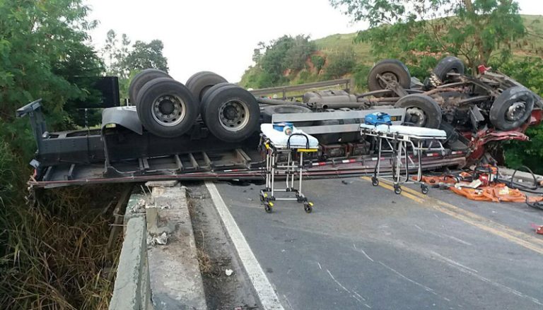 Caminhão tomba e interdita a Rodovia BR-101 por mais de uma hora