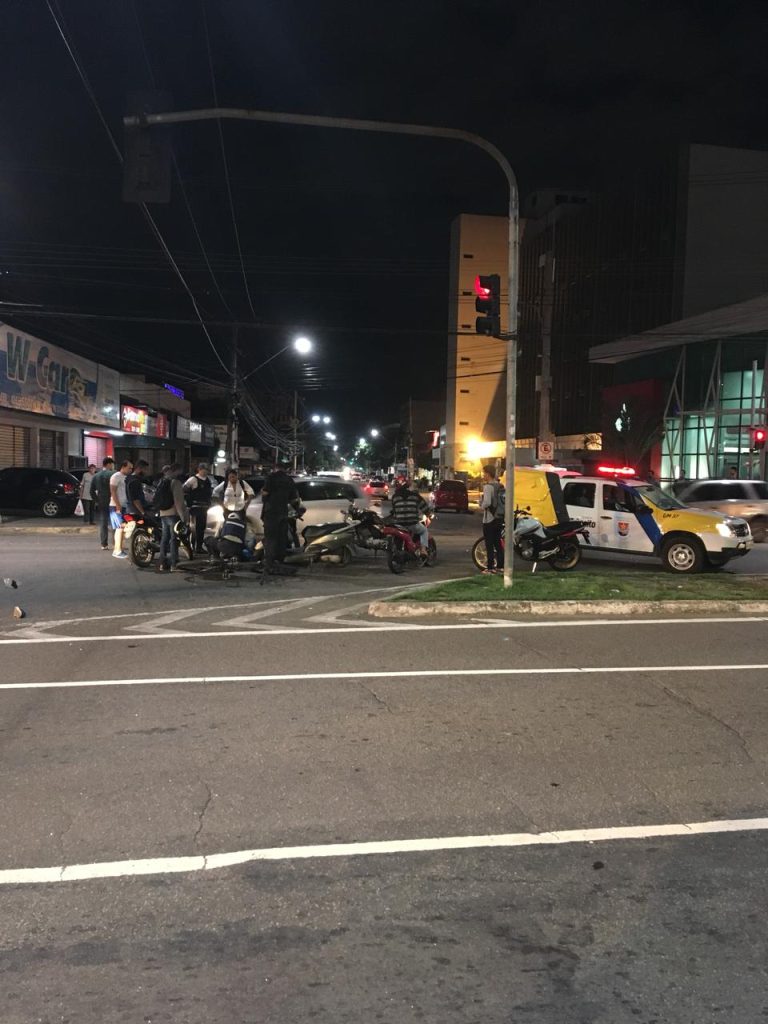 Dois motociclistas ficam feridos após colisão na Avenida Vitória