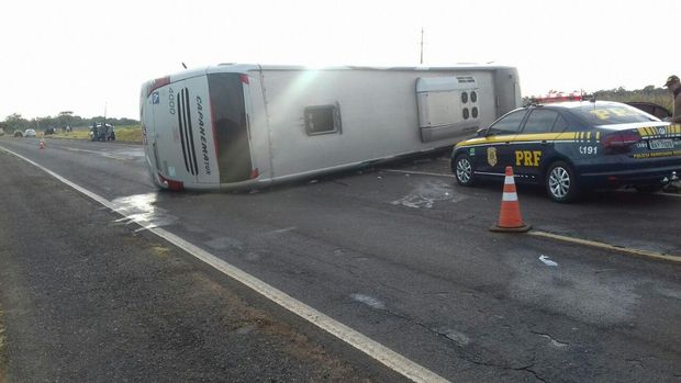 Acidente entre ônibus e carro deixa nove mortos