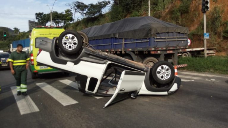 Carro capota na BR-101