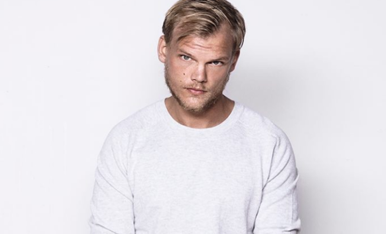 DJ Avicii se suicidou usando garrafa quebrada, diz site