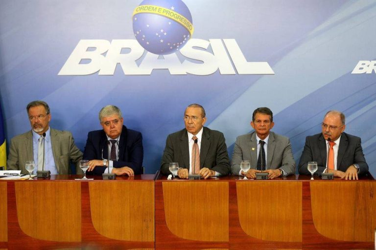 Decreto do governo permite que militares dirijam caminhões para garantir distribuição