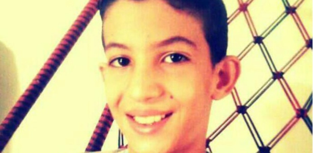 Estudante morre após ser atingido por trave em quadra de escola