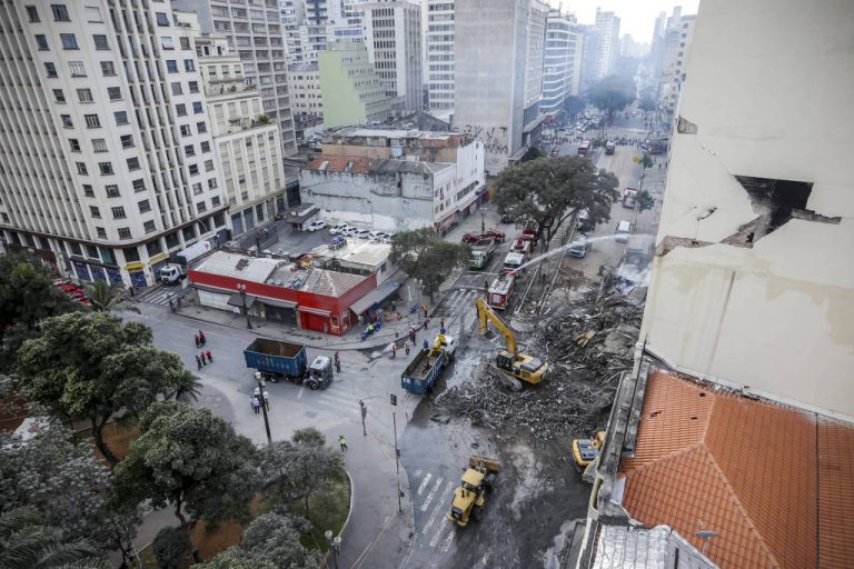 Curto-circuito provocou incêndio em prédio que ruiu em SP, diz secretário
