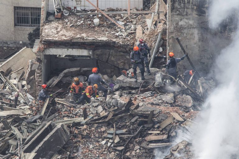 Bombeiros buscam quatro desaparecidos após queda de prédio no centro de SP