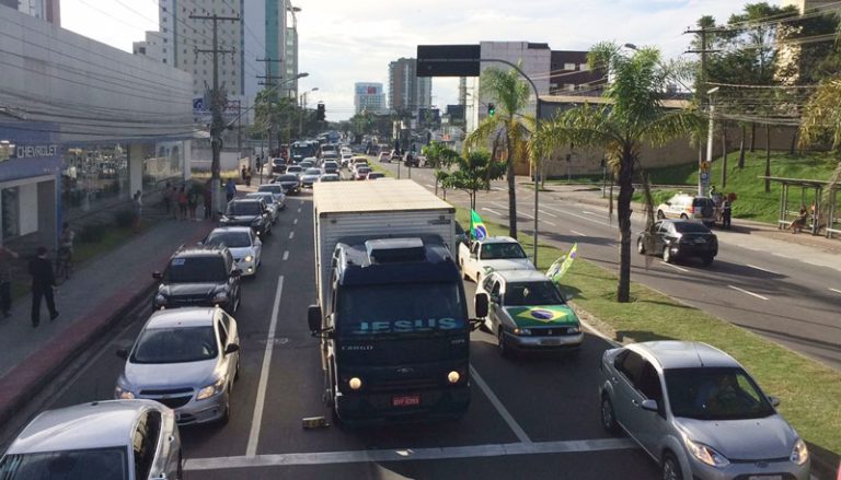 Manifestação na Reta da Penha provoca congestionamento no trânsito em Vitória