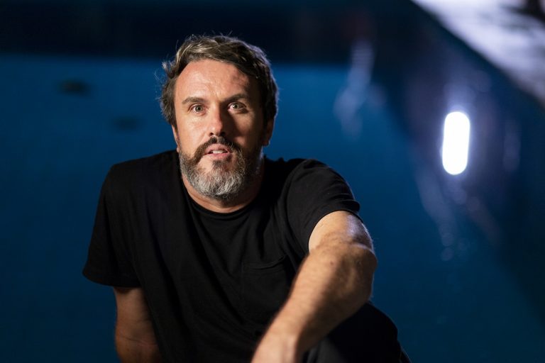 Wado anuncia álbum ‘Precariado’, em que reúne Kassin, banda Baleia e Figueroas