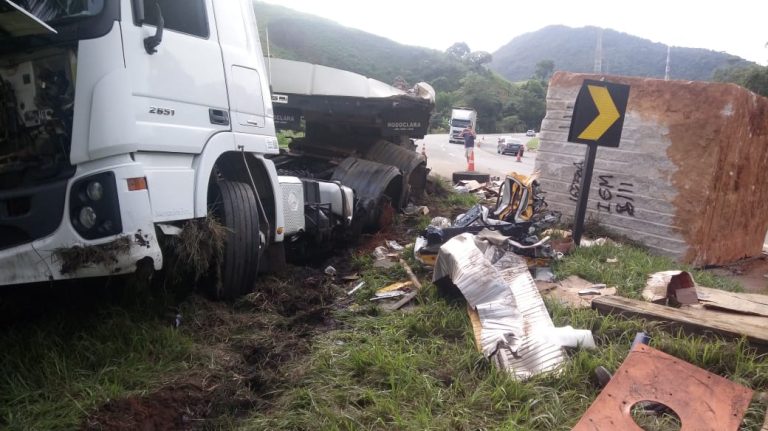 Motorista morre em acidente entre carretas na BR-101