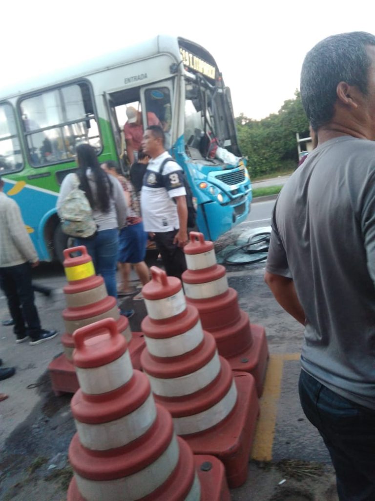 Acidente com Transcol deixa trânsito lento em Vila Velha