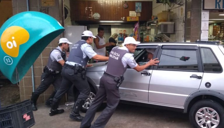 Veículo invade bar após motorista perder o controle no Centro de Vitória