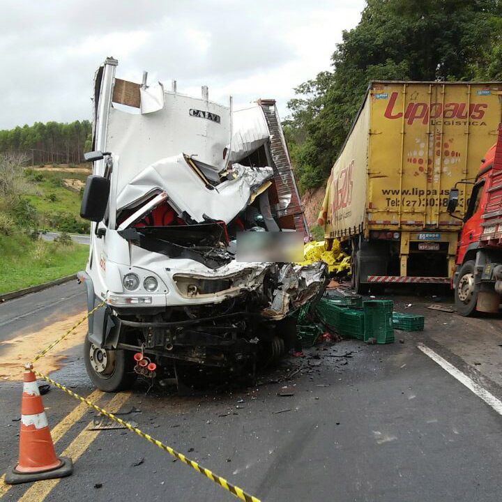 Acidente entre caminhão e carreta deixa uma pessoa morta na BR-101