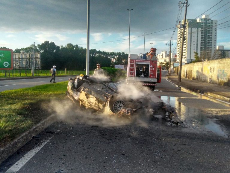 Vídeo mostra ação de bombeiros em incêndio em carro