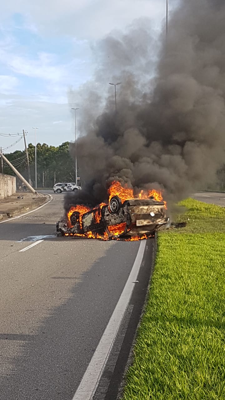 Carro pega fogo na avenida Norte Sul
