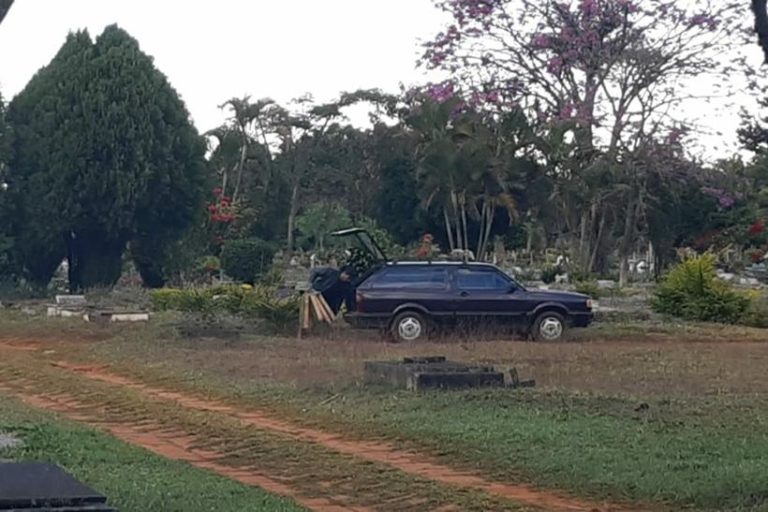 Preso vendedor de flores que recolhia coroas do cemitério e as revendia