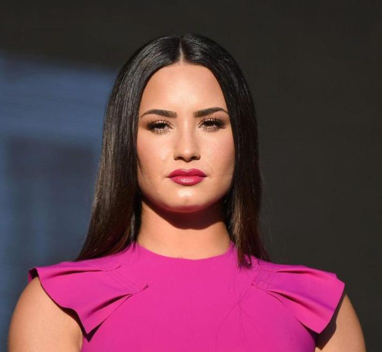 Com nova música, Demi Lovato fala sobre luta contra vícios em álcool e drogas