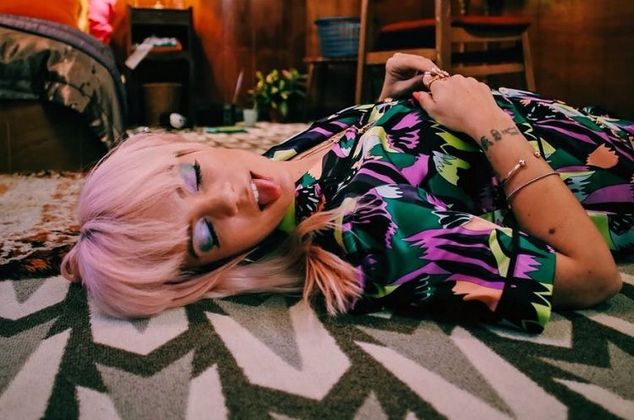 No Twitter, Lily Allen pede para gravadora: “Me leve pra o Brasil”
