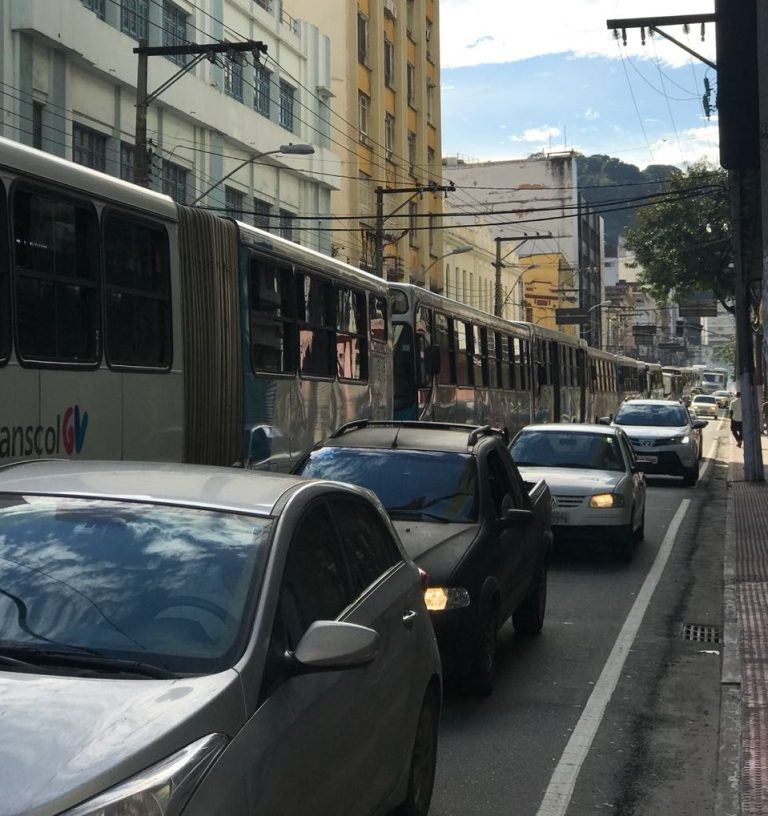Manifestantes param ônibus no Centro de Vitória