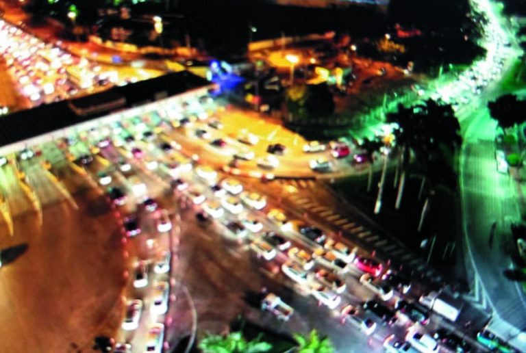 Trânsito lento na praça do pedágio sentido Vila Velha