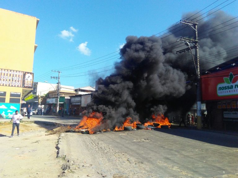 Protesto e confusão após assassinatos no bairro Morro Novo, em Cariacica.