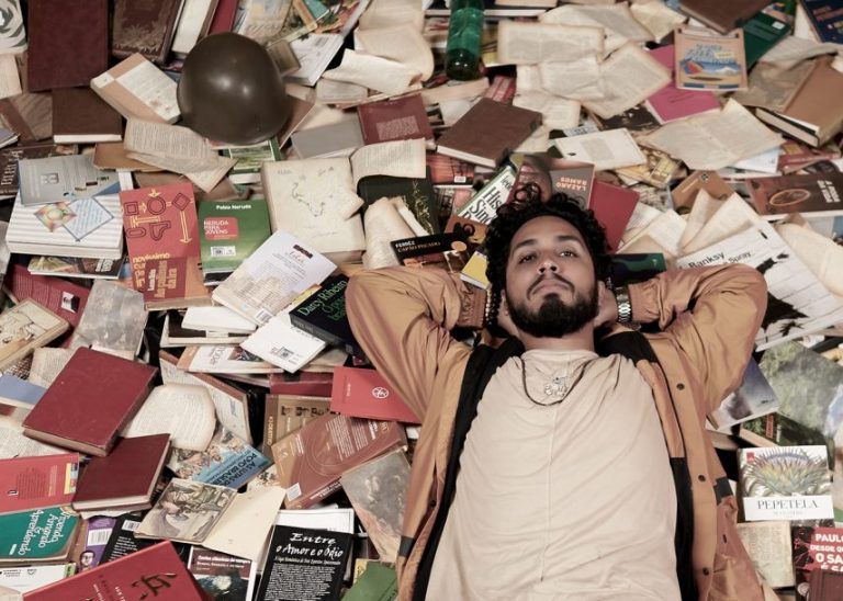 “Escrever um livro é mais delicado que criar uma rima”, diz rapper Rachid