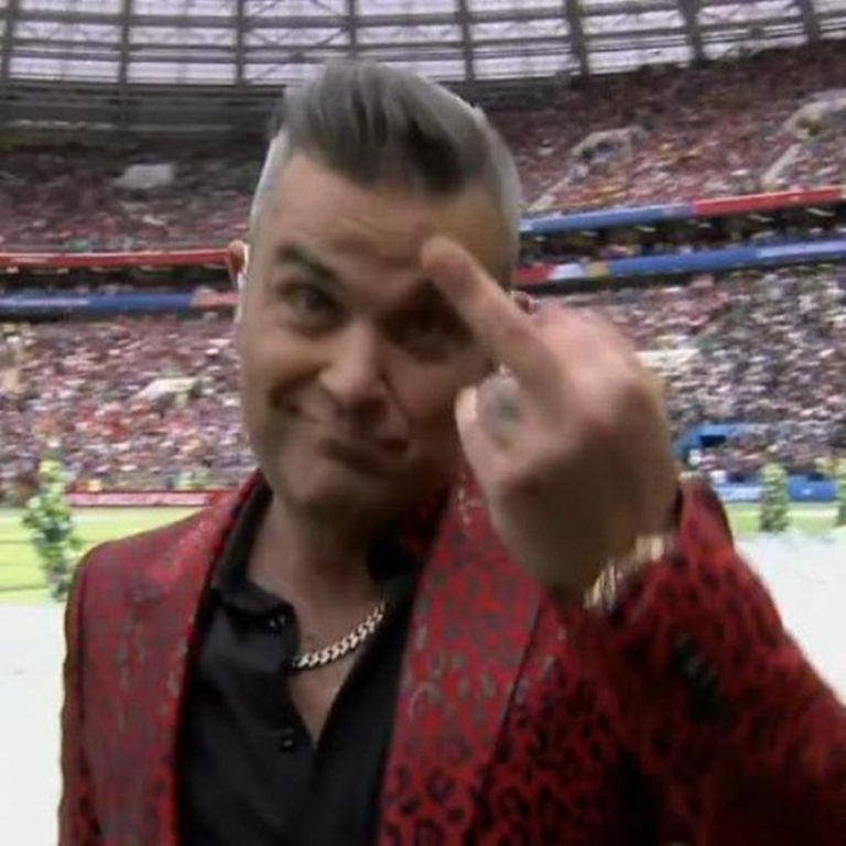 Ual! Robbie Williams vira meme por mostrar o dedo do meio na abertura da Copa