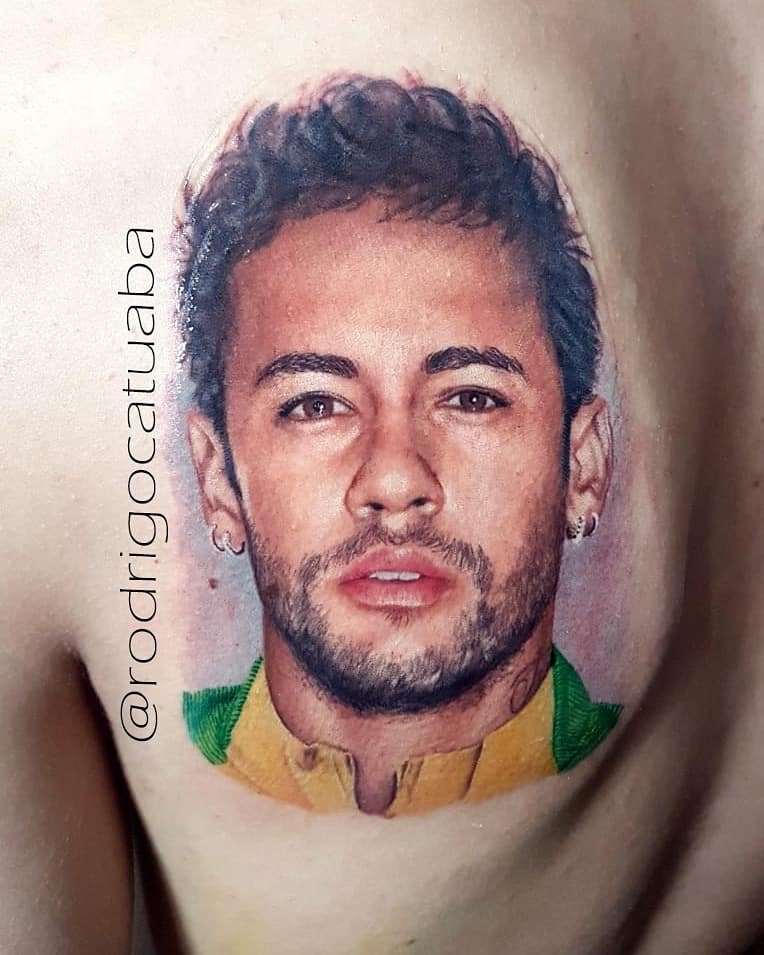 Fã junta dinheiro por seis meses para tatuar rosto de Neymar nas costas