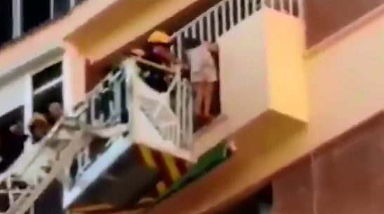 Bombeiros resgatam menina pendurada no 8º andar de prédio