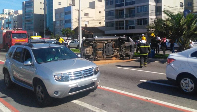 Carro capota na Praia de Camburi