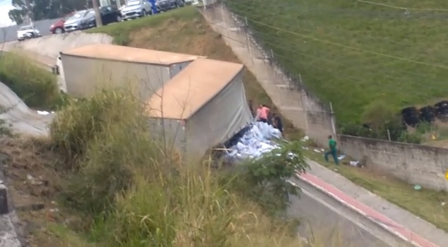 Carreta atravessa na pista e congestiona o trânsito na BR-101