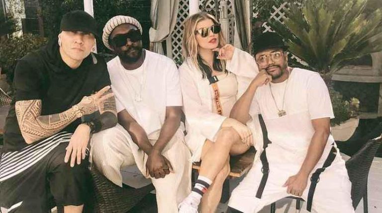 Fergie posta foto ao lado dos membros do Black Eyed Peas e levanta rumores