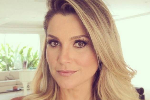Flávia Alessandra posta foto de maiô fio dental e surpreende seguidores