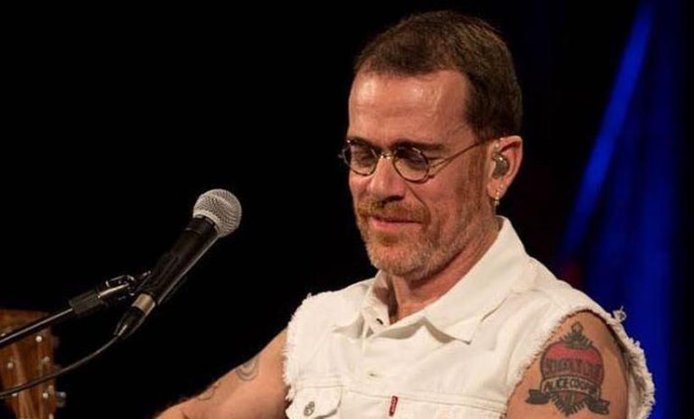 O astro do pop rock nacional Nando Reis lança banco de frases manuscritas para fãs tatuarem