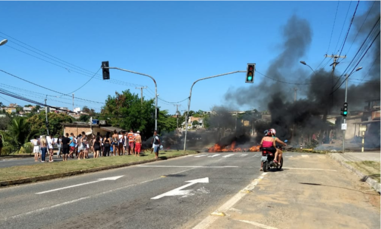 Protesto interdita rodovia em Guarapari