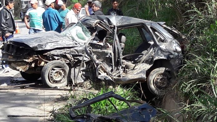 Acidente entre dois carros mata criança e homem