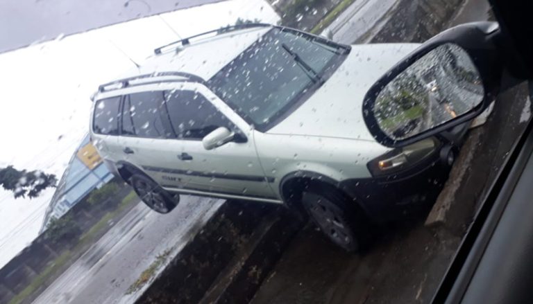 Motorista erra manobra e carro cai em valeta na Rodovia BR-101
