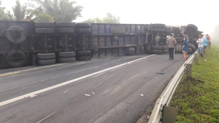 Acidente entre carreta e caminhão interdita a BR-101