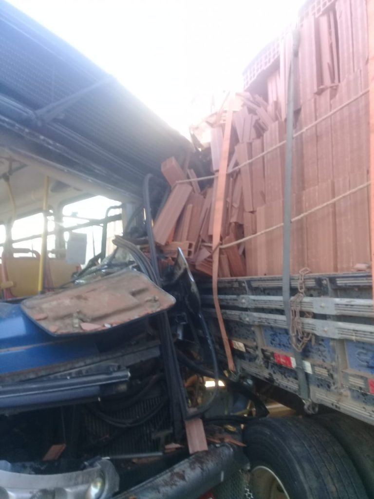 Acidente entre ônibus e caminhão deixa feridos em Colatina