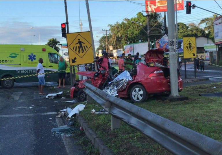 Acidente com carreta mata uma pessoa e provoca engarrafamento na BR-101
