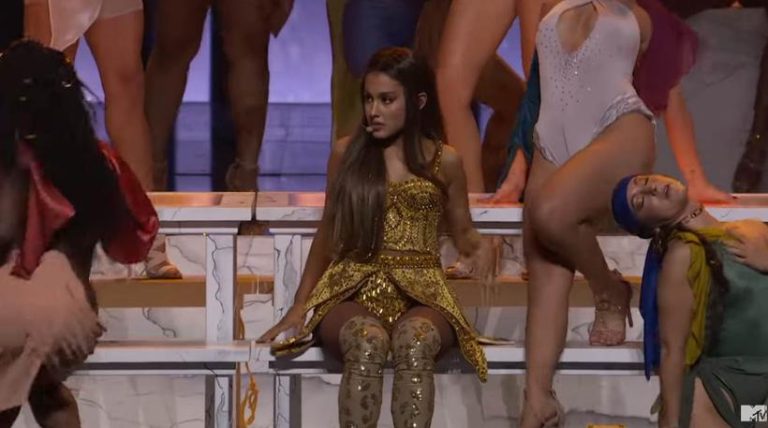 Superstar Ariana Grande recria Santa Ceia só com mulheres com ‘God is a woman’