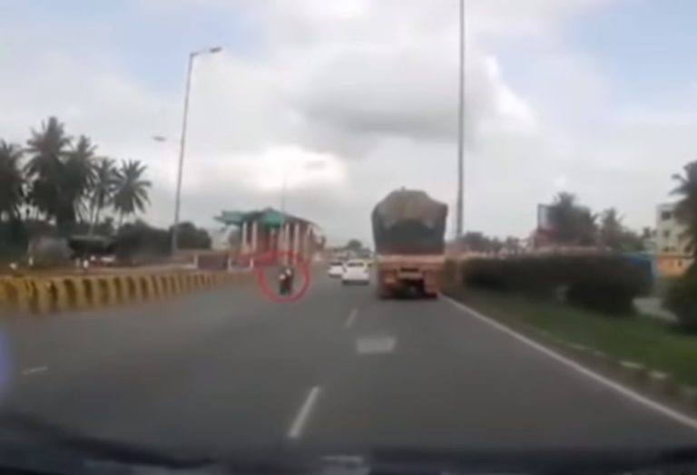 Bebê ‘pilota’ moto após acidente