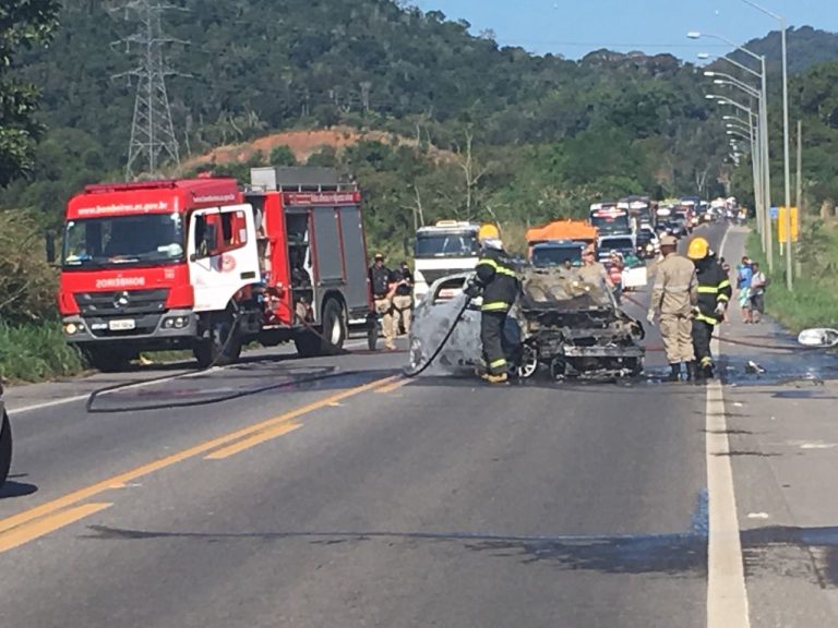 Carro pega fogo após acidente e BR-101 é totalmente interditada
